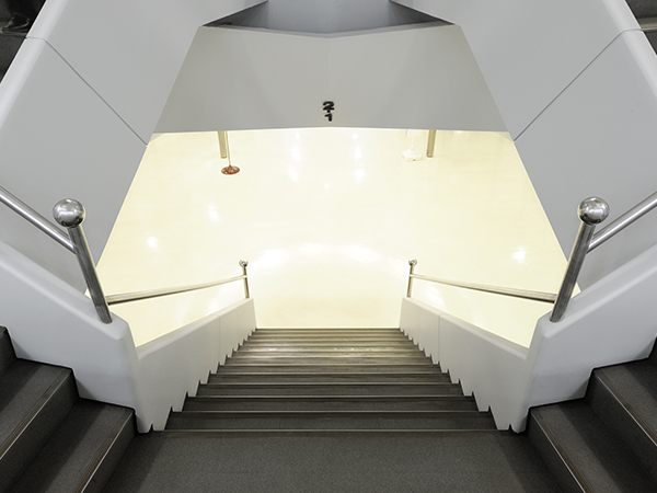 ロケーション事業　エレベーターホール階段