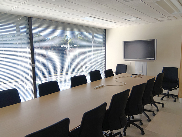 ロケーション事業　新聞社 会議室2