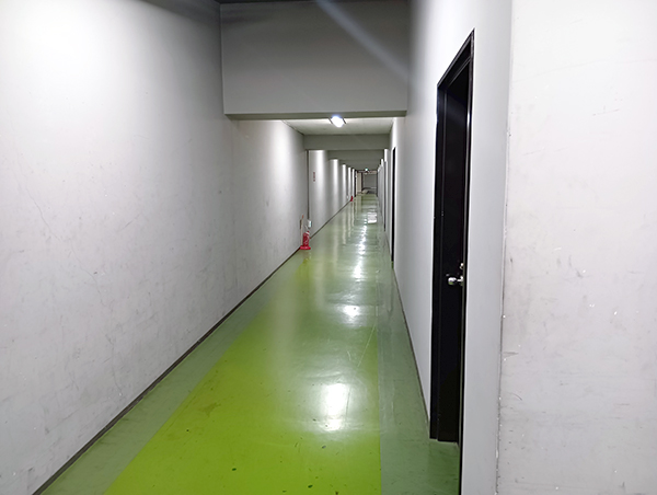 ロケーション事業　地下4階廊下