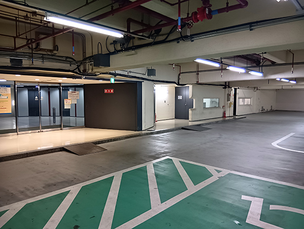 ロケーション事業　地下4階駐車場出入口