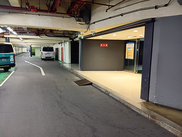 ロケーション事業　地下3階駐車場出入口